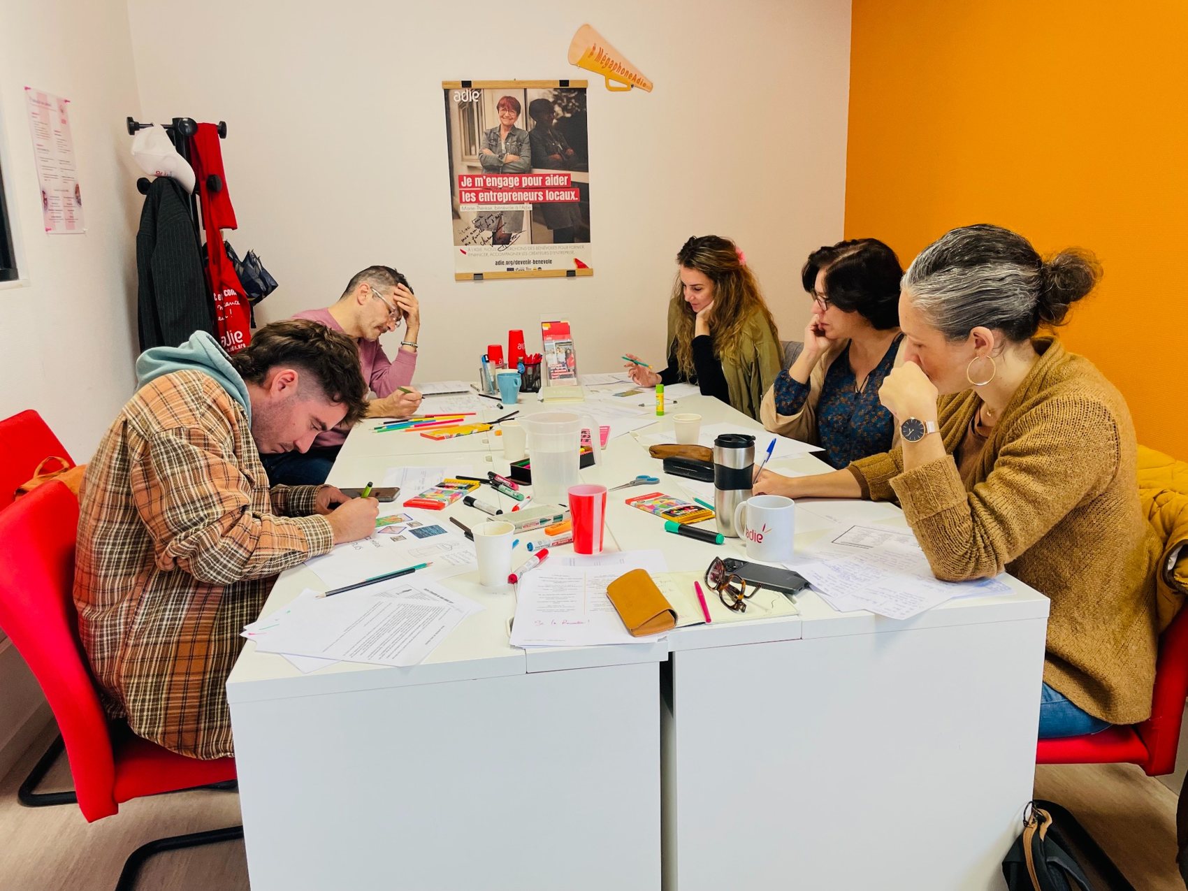 Atelier collectif de création de blason à l’Adie