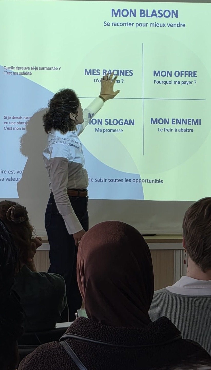 Alejandra Parra anime une présentation autour du Blason